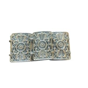 A beautiful silver elegant clasped bracelet